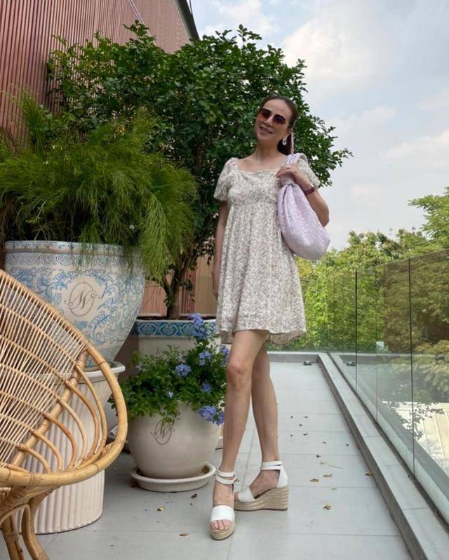 泰国华裔富婆伍伦盼,穿紫色百褶裙有名媛气场,56岁还