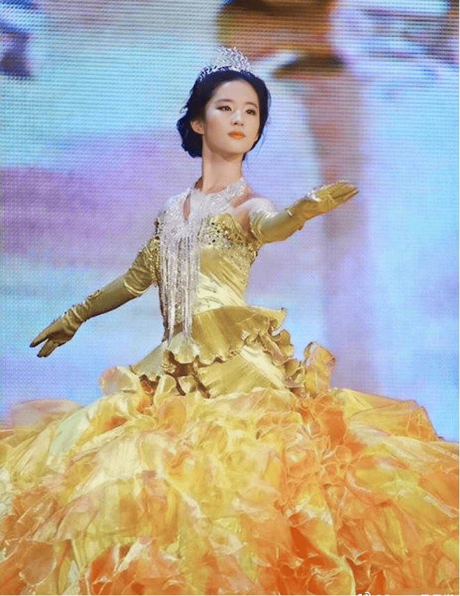 设计 19岁的刘亦菲美得像“小精灵”，穿华丽小礼裙看着好惊艳，真高级