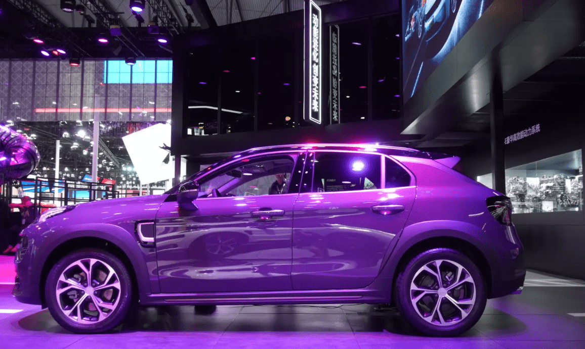 紫色是高贵,优雅,神秘的颜色,作为紫色的狂热粉,看到这款领克02,不禁