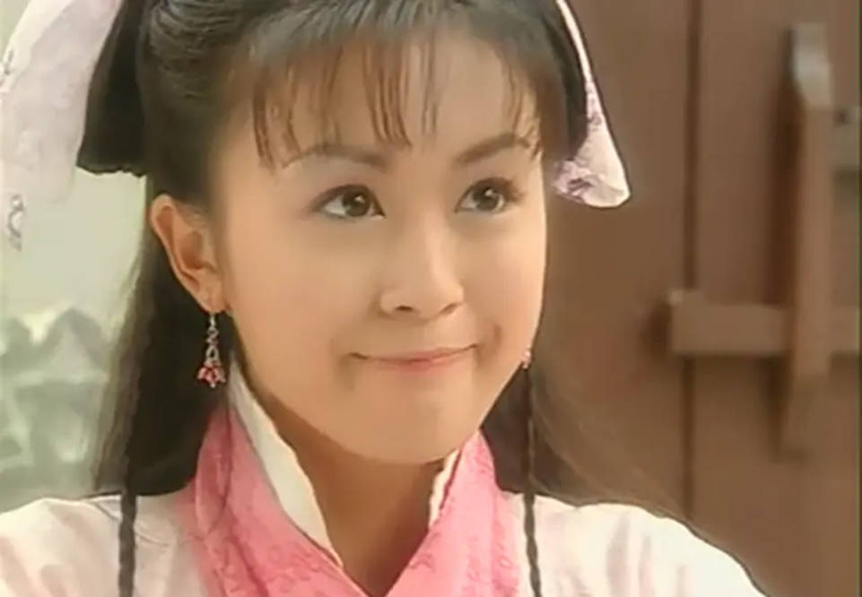 发型|同样头插羽毛，蔡卓妍灵动、周迅美成经典，杨幂“晴雯”太辣眼！