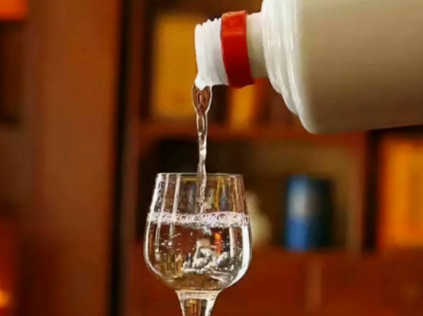 茅台镇的酒水一条街飞天酒200元一瓶外地人是赚还是亏