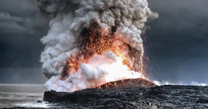 日本硫磺岛附近火山狂喷烟柱,地面每年鼓起1米_地震_岩浆_海底