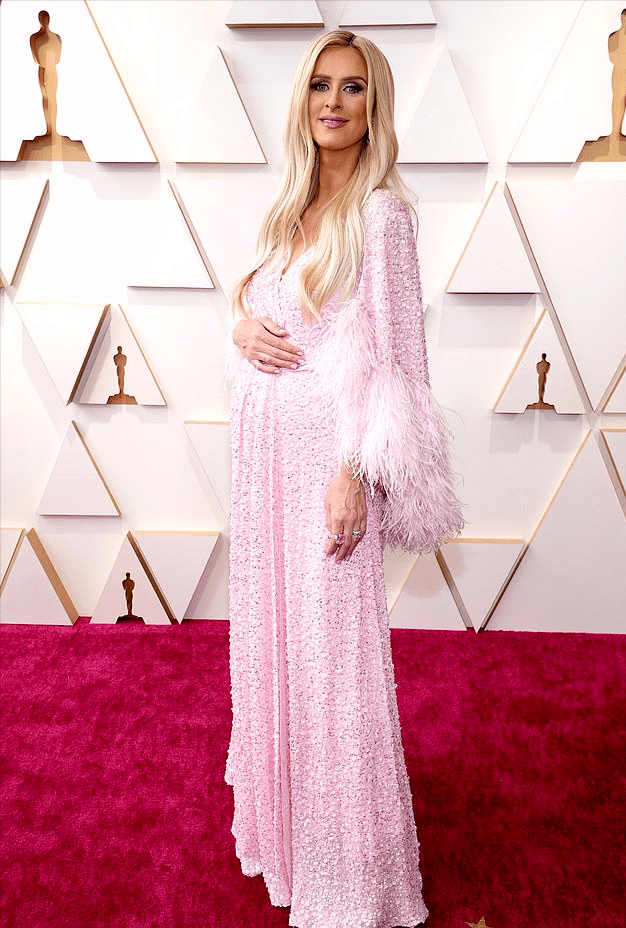 设计 希尔顿千金挺三胎孕肚和老公走红毯！蝴蝶结黑裙太美，和老公亲吻