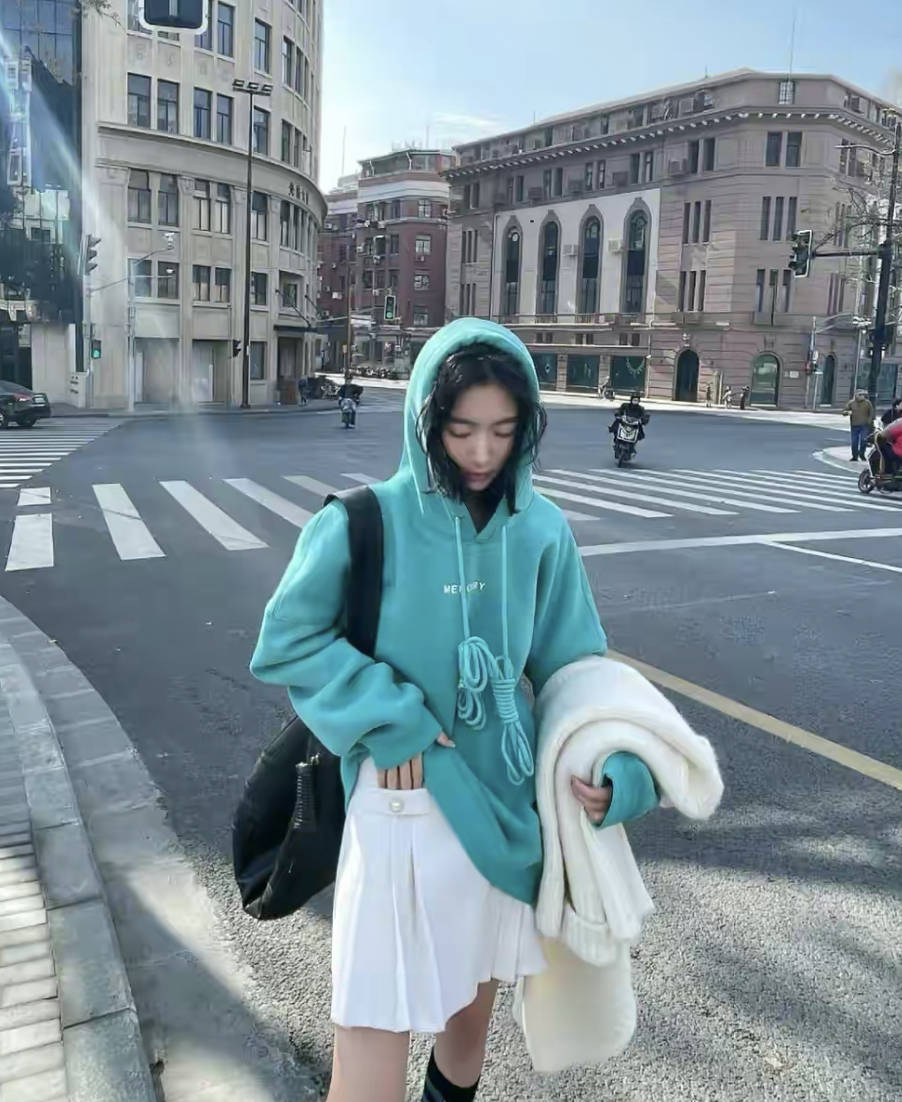 长度 春天流行“卫衣+半身裙”，当休闲和优雅撞个满怀，美得令人心动