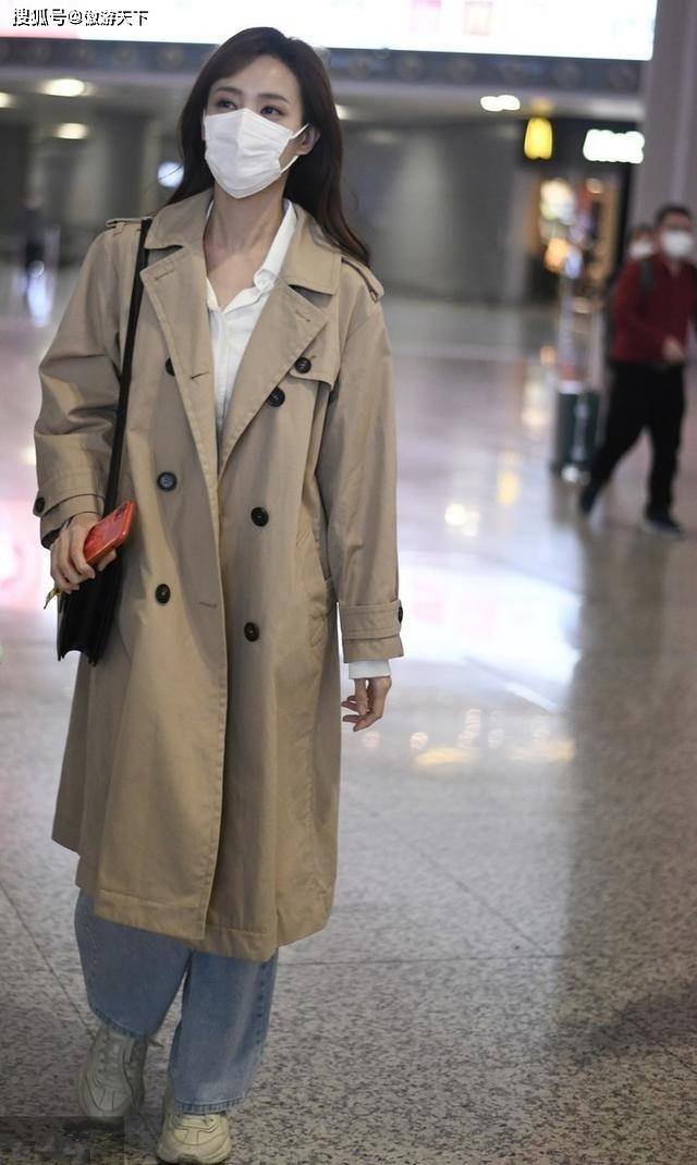 原创李一桐现机场穿风衣衬衫口罩遮面难掩气质不愧是俏黄蓉