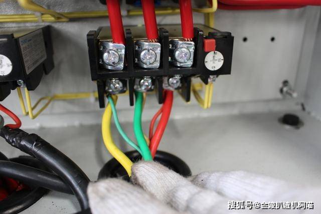 輪式扒渣機配電箱裝配接線圖需專業電工師傅進行裝配調試