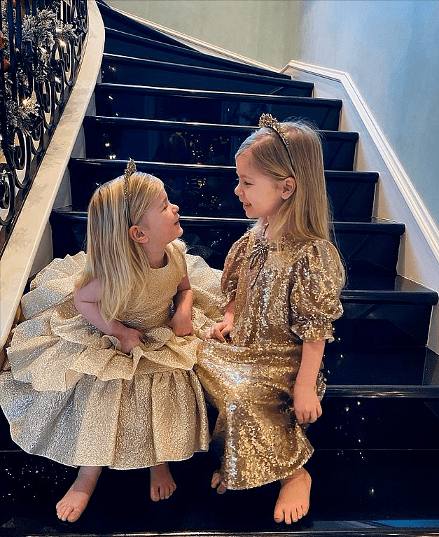 设计 希尔顿千金挺三胎孕肚和老公走红毯！蝴蝶结黑裙太美，和老公亲吻