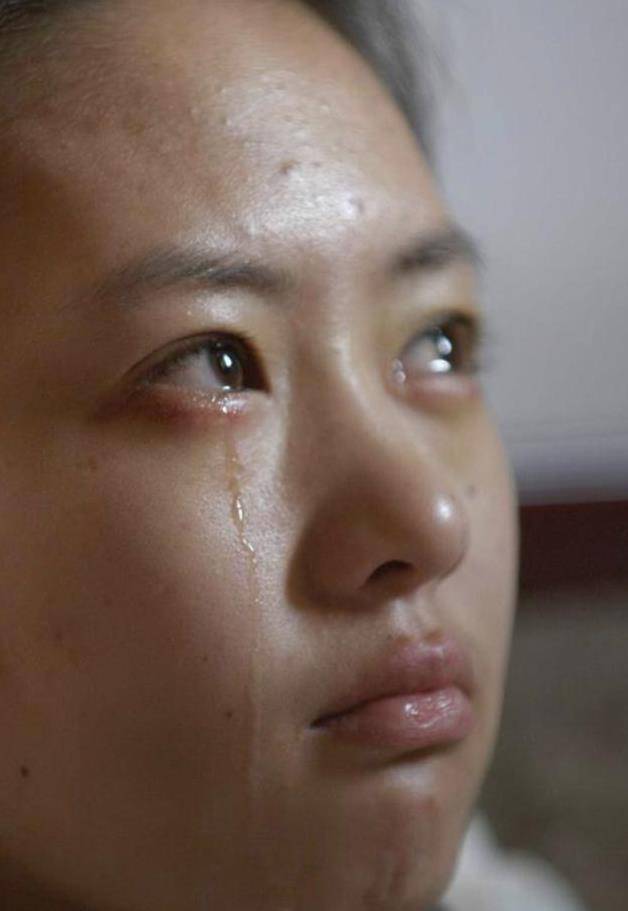 也许是张默的威胁让童谣感到了害怕,她只能继续和张默保持着男女朋友