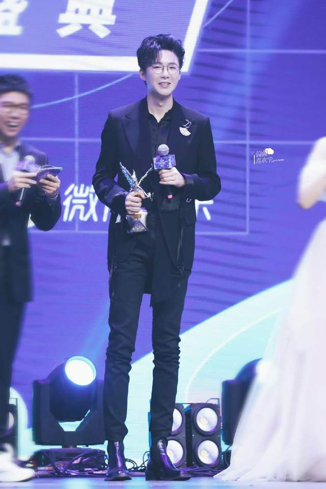 刘宇宁的身材比例也很好,接近1米9的身高搭配,113厘米的腿长,而且头身