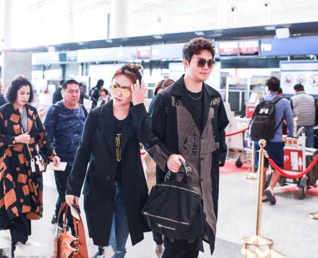 马丽携 马丽携丈夫现机场，黑白衣叠穿下衣失踪，相差11岁穿情侣装很甜蜜