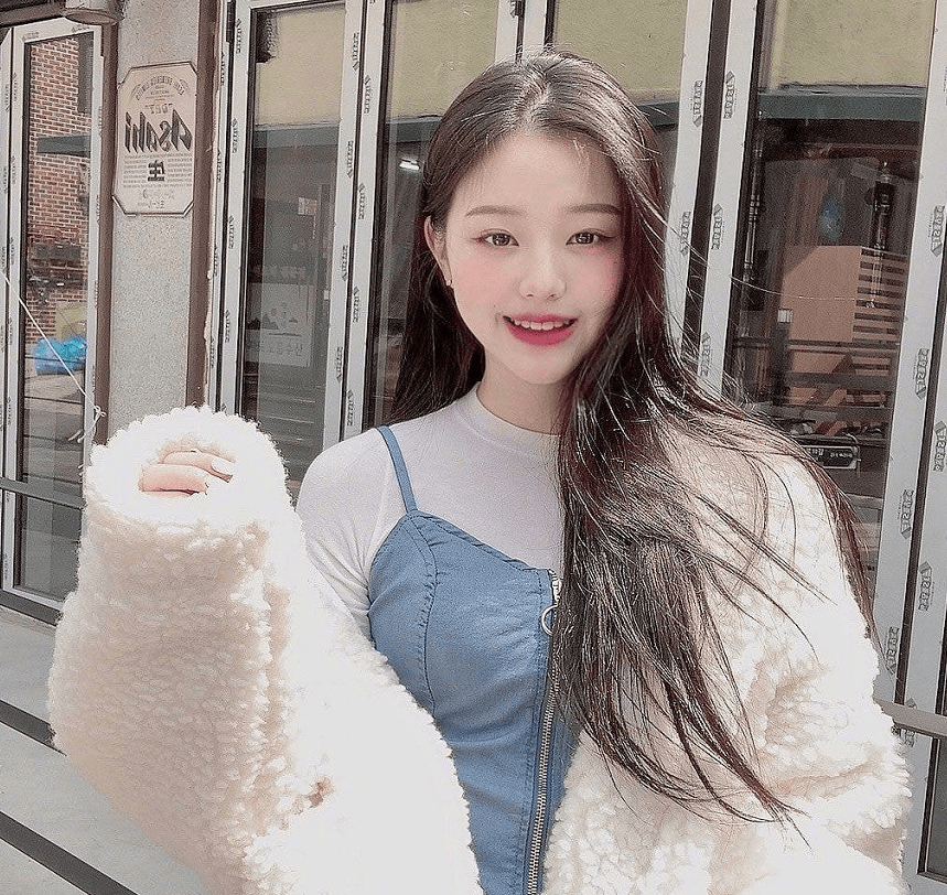 原创张元英晒自拍身穿白色毛绒外套高级感满满