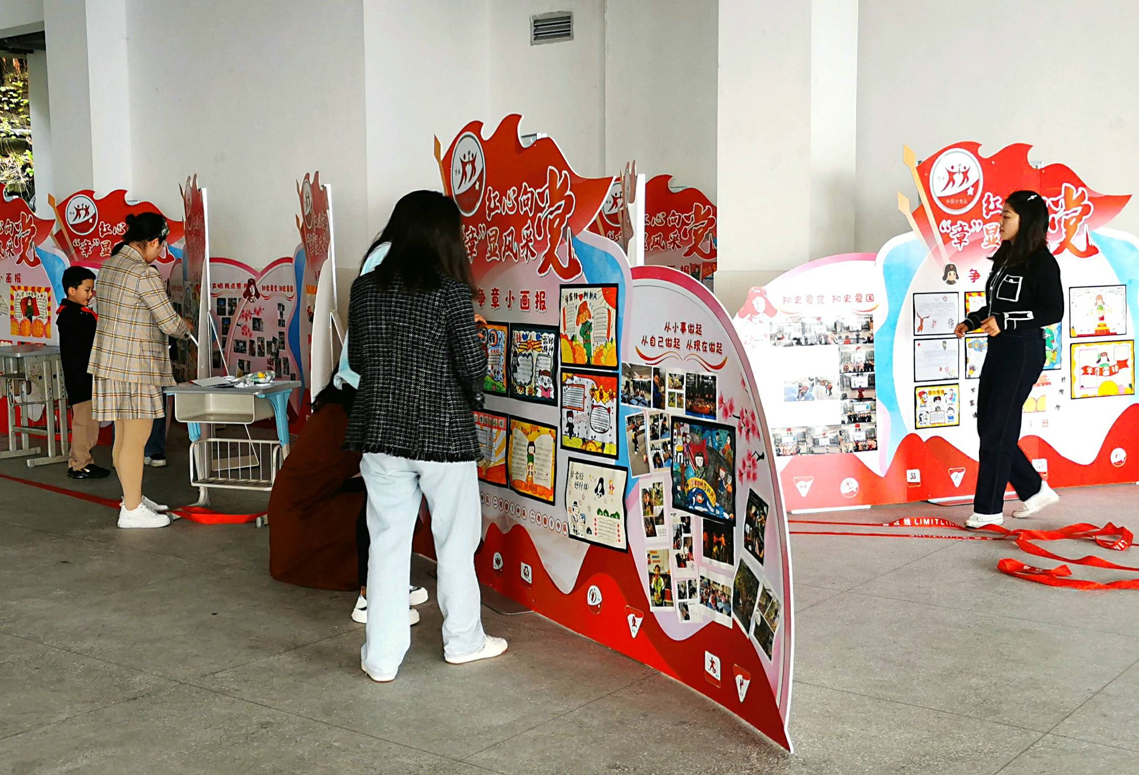 一大早,中队辅导们就来到了活动现场,精心布置展板,展示队员们的争章