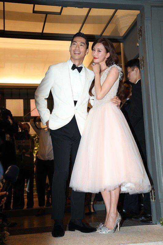 原创林志玲和老公恩爱同框穿衣打扮很有情侣感太般配了