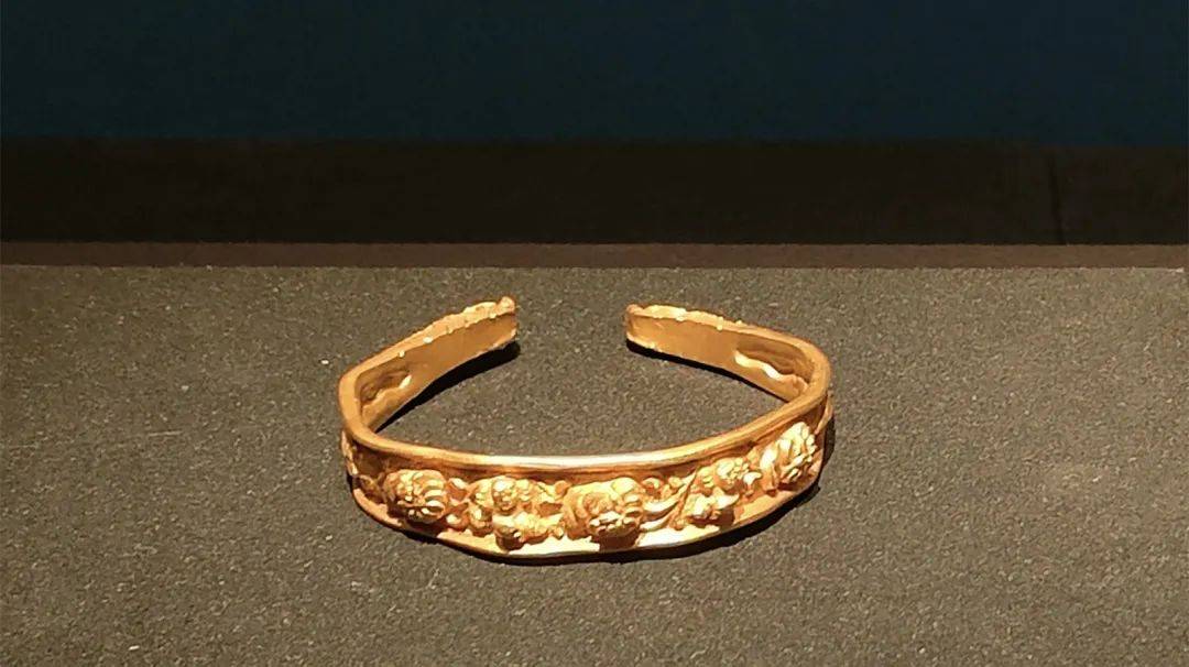 龙首花卉纹金手镯辽(907-1125年)内蒙古社会科学院移交内蒙古博物院