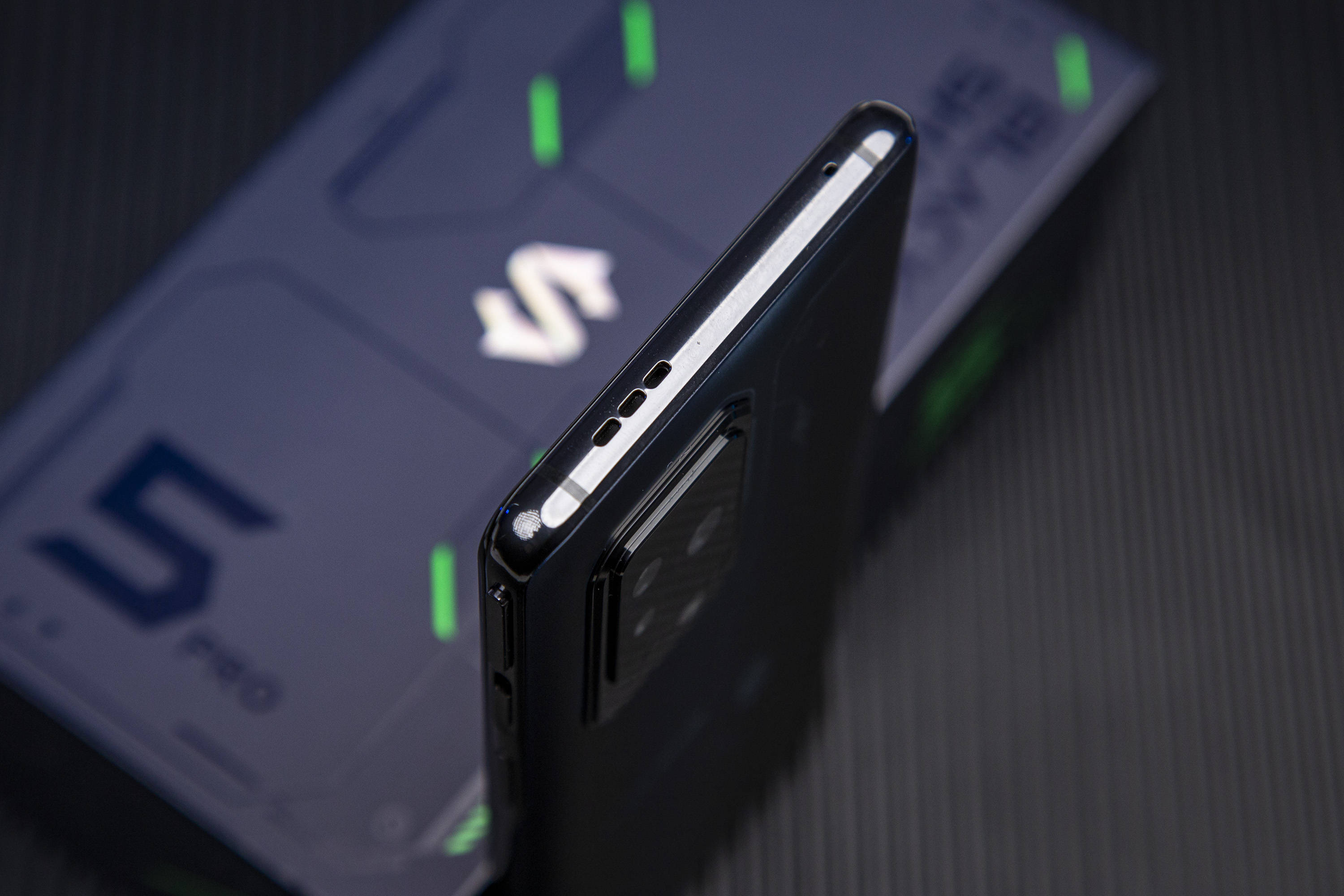 黑鲨5pro深度体验买手机送老婆鲨鲨酱陪你一起打游戏