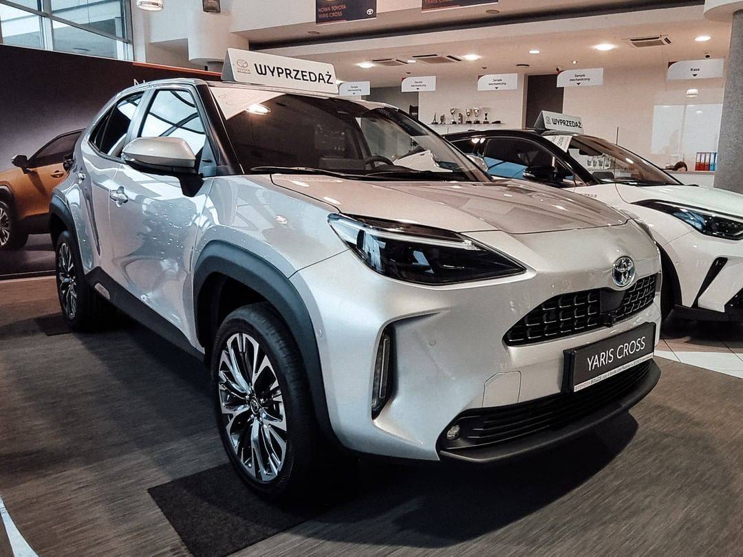 从实车的外观来看,这台全新的丰田雅力士cross车型整车拥有非常时尚