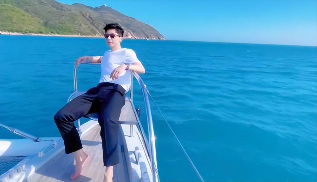 马龙晒海边度假照,墨镜 白色t恤帅气十足,不愧是国乒第一男模