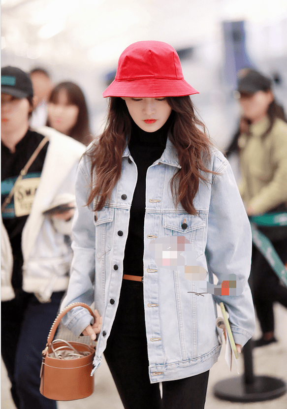 原创李沁穿浅蓝色的牛仔衣头戴小红帽时髦甜美又清爽清新