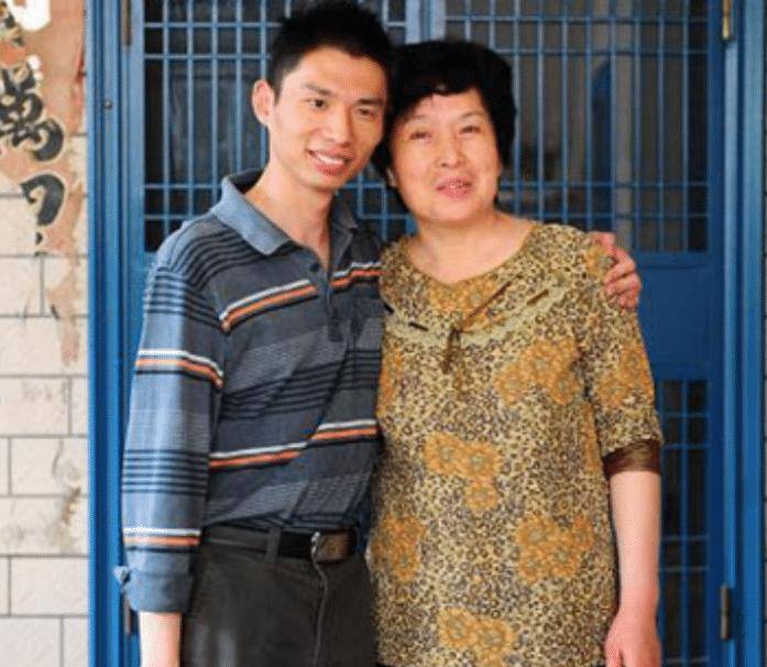 我们之所以歌颂母亲,是因为她们的伟大,是因为她们无时无刻,不在用