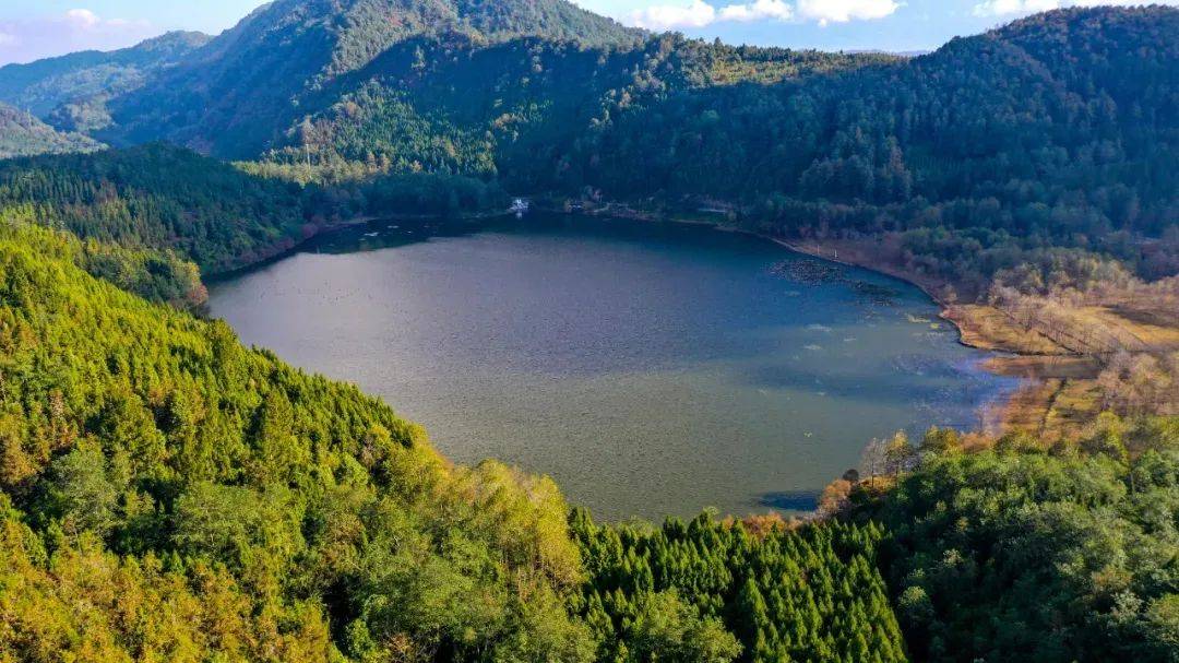 腾冲水美丨火山湖_湖泊_青海_余里