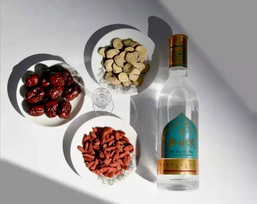 并且,金甘草酒是甘草,枸杞,红枣等药食同源原料经6个月浸泡,提纯,蒸馏
