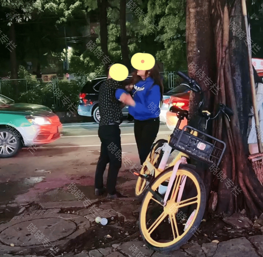 一对情侣在街头吵架男子卑微地跪在女子面前求求你原谅我好吗