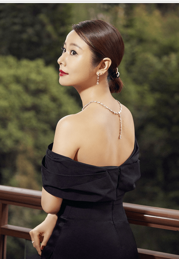 原创林心如穿黑色斜肩礼服亮相开幕式褶褶生辉气质优雅状态超好