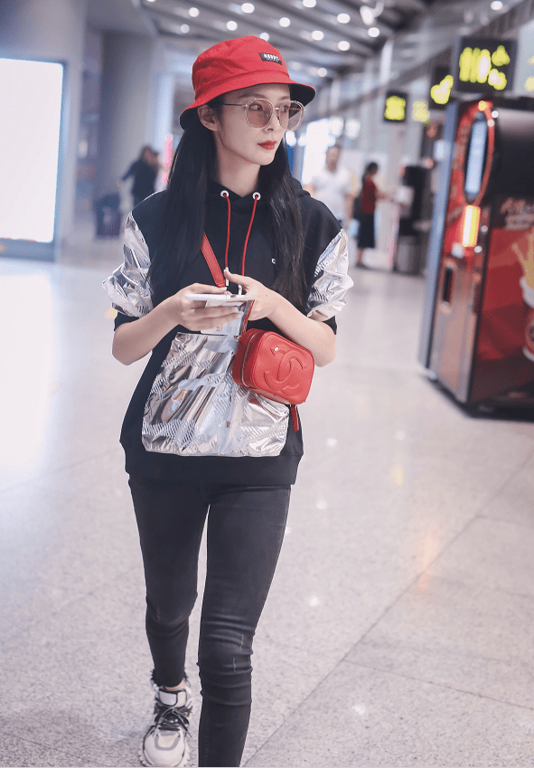 傅菁穿拼接卫衣搭配牛仔裤一副小清新的打扮非常亮眼