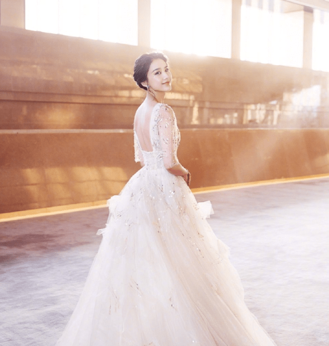 原创黄圣依电影节穿两套礼服亮相仙气飘飘突显甜美少女气质