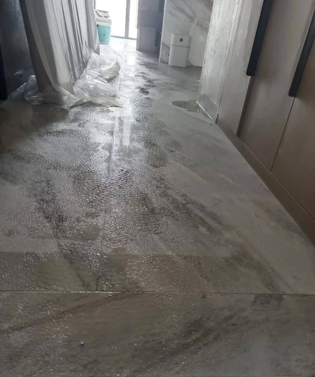 地面潮湿衣服永远晒不干,湿哒哒的,还有一股霉味,让人的心情都提不