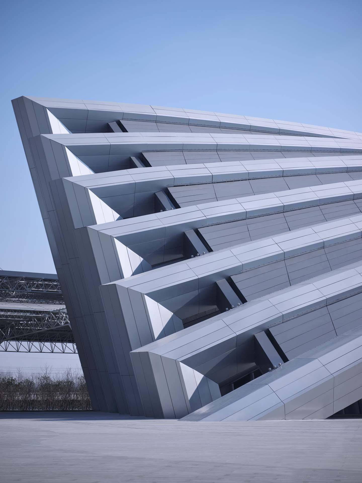 用圆弧线的切线作为方向生成轮廓线,通过渐变手法形成富有韵律且整体