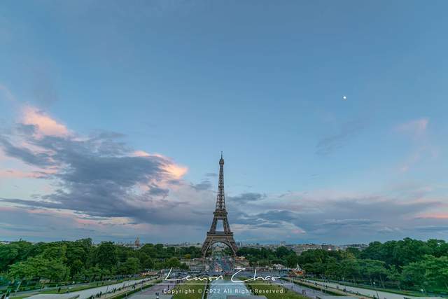 法国巴黎最高的一座铁塔，有三层眺望台，白天和夜晚的景象不同