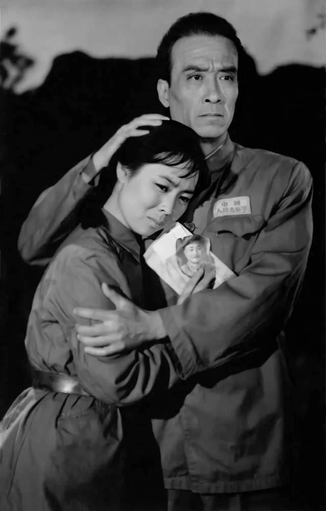 原创艺术家于蓝身患癌症却工作到80岁退休亲情爱情沧桑有泪