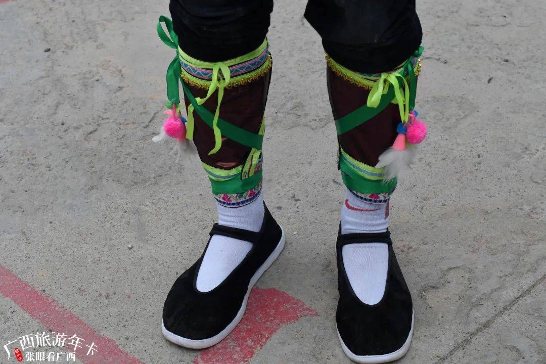 男子汉搭配常规黑色布鞋穿上白色袜子男女老少都身着盛装这一天就是一