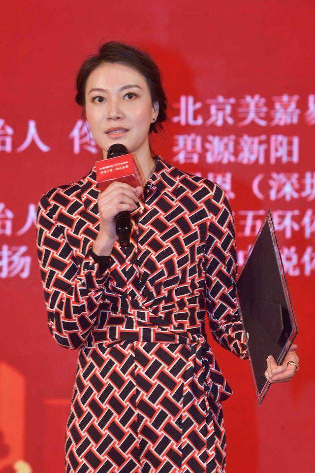 谢杏芳178cm身材好惊艳穿几何图案连体裤亮相1米5长腿太抢镜