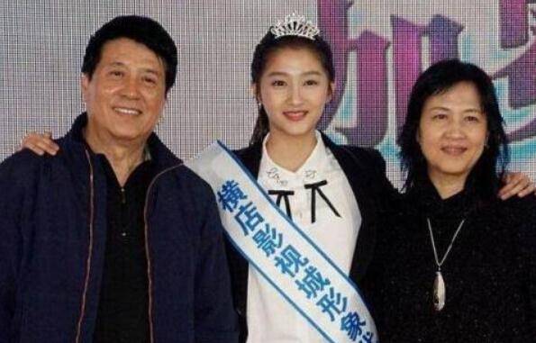 有种"偏心"叫关晓彤父母,妹妹是人气明星,姐姐却在老家卖面_关晓丹