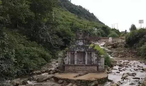 贵州河中坟,一处奇怪独特的墓葬_坟墓_地方_后人