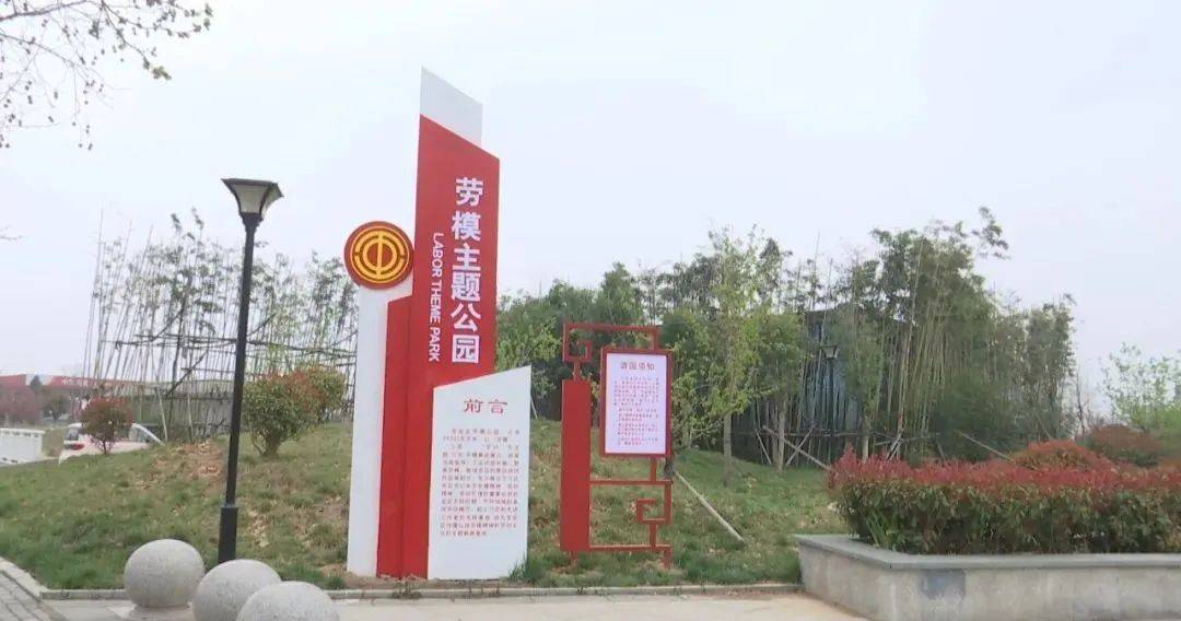 近日,有市民反映,在龙安区内的劳模主题公园,公共厕所修建好了,却久未