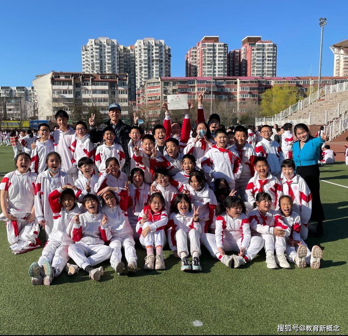 绿茵赛场激情飞扬人大附中朝阳学校小学部五年级开展跳绳比赛