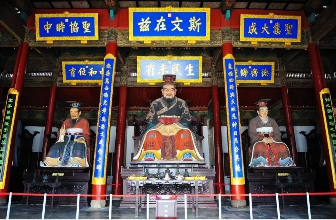 康熙来到孔子墓前看到碑文迟迟不拜大臣遮住一字他立刻下跪