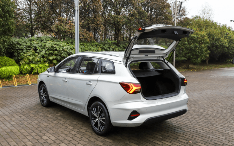 开纯电旅行车荣威ei5去旅行