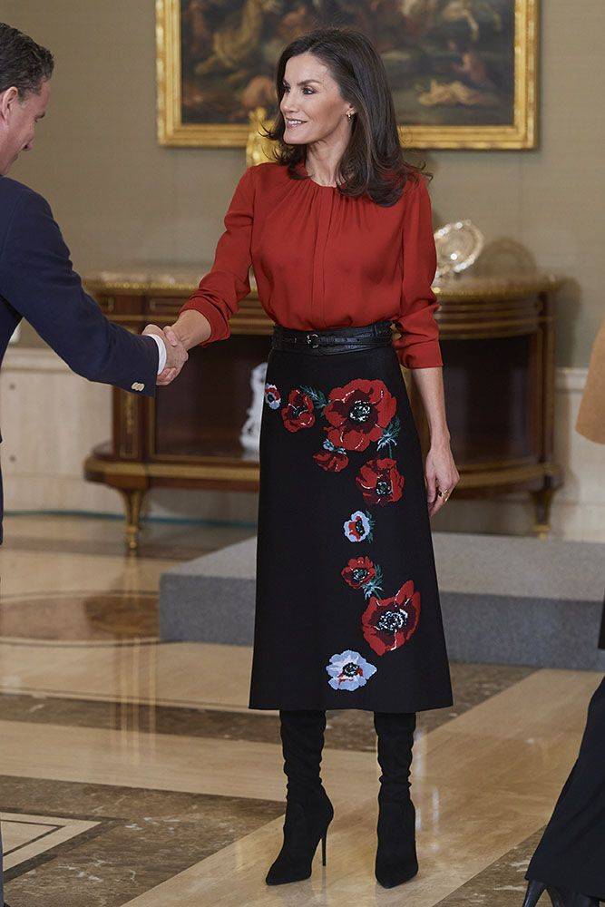 原创西班牙王后偏爱国风元素穿刺绣裙美出东方韵味气质好优雅