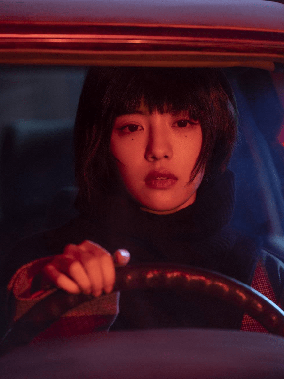 原创蔡文静侦探造型极具故事感红与黑的交错相应时尚张力感十足