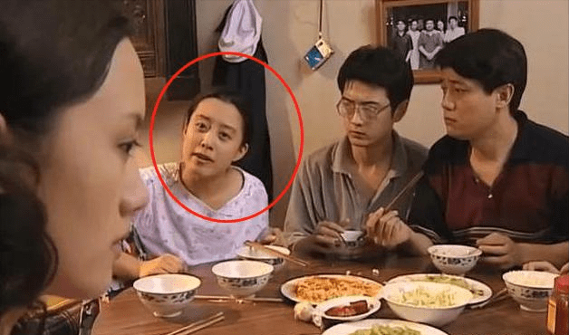 中饰演韩秋霞,在陈学冬主演的电视剧《夏至未至》中饰演小司母亲等