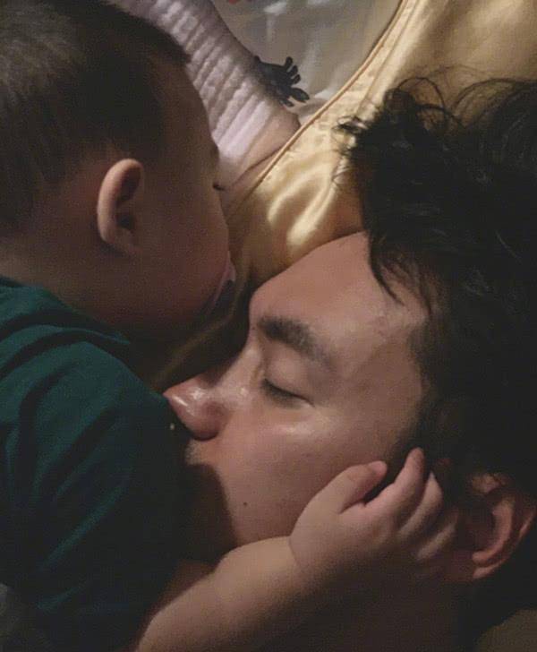 原创袁弘深夜晒与儿子合影小家伙抚摸爸爸脸颊超暖心肉脸可爱抢镜