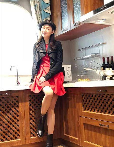 49岁万绮雯身材真好,黑夹克配红色连衣短裙,秀"马小玲"大长腿_女性