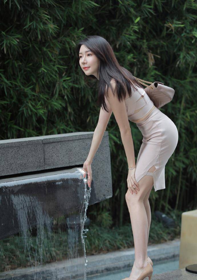 原创修饰出完美修长腿型并散发女人的魅力更能显出女性独有的优雅气质