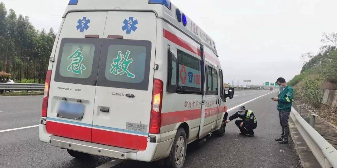 广西紧急救护车在高速路上突然爆胎车上病重患者急需送医