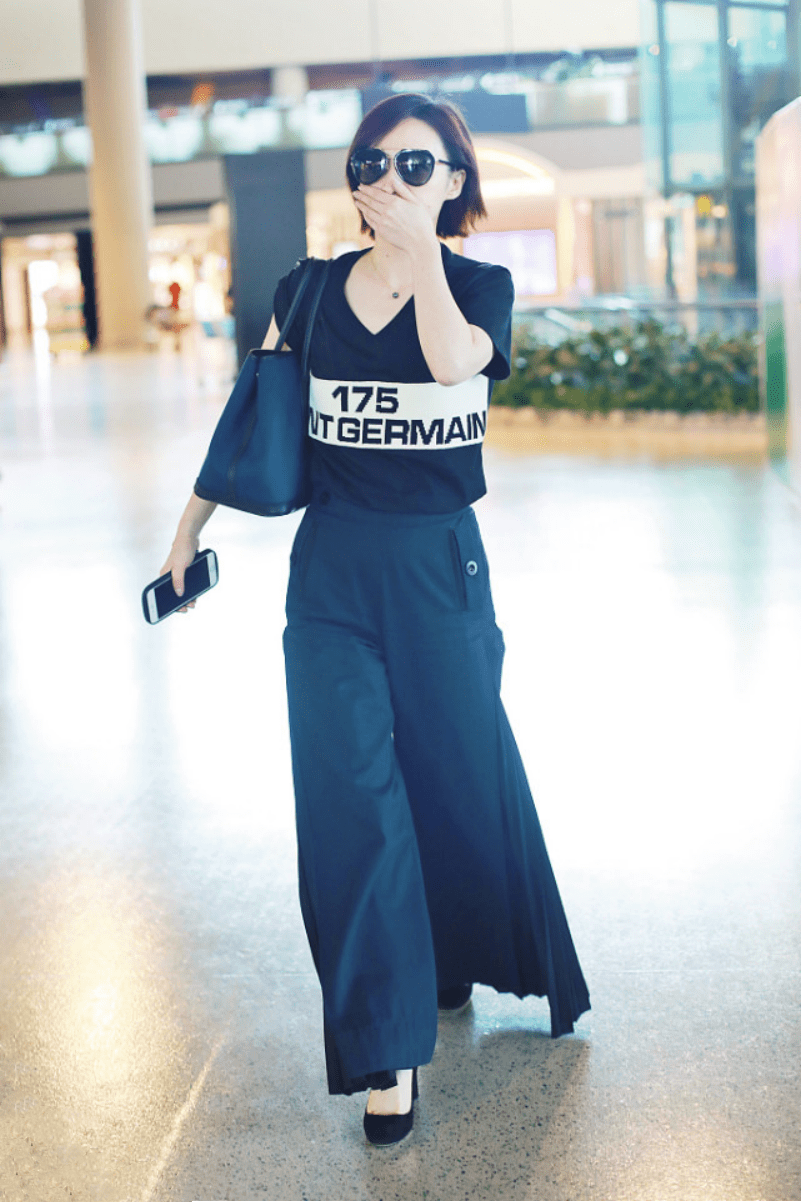 原创不刻意扮嫩的女人穿着会有多美看蒋勤勤就知道了穿黑t都好看