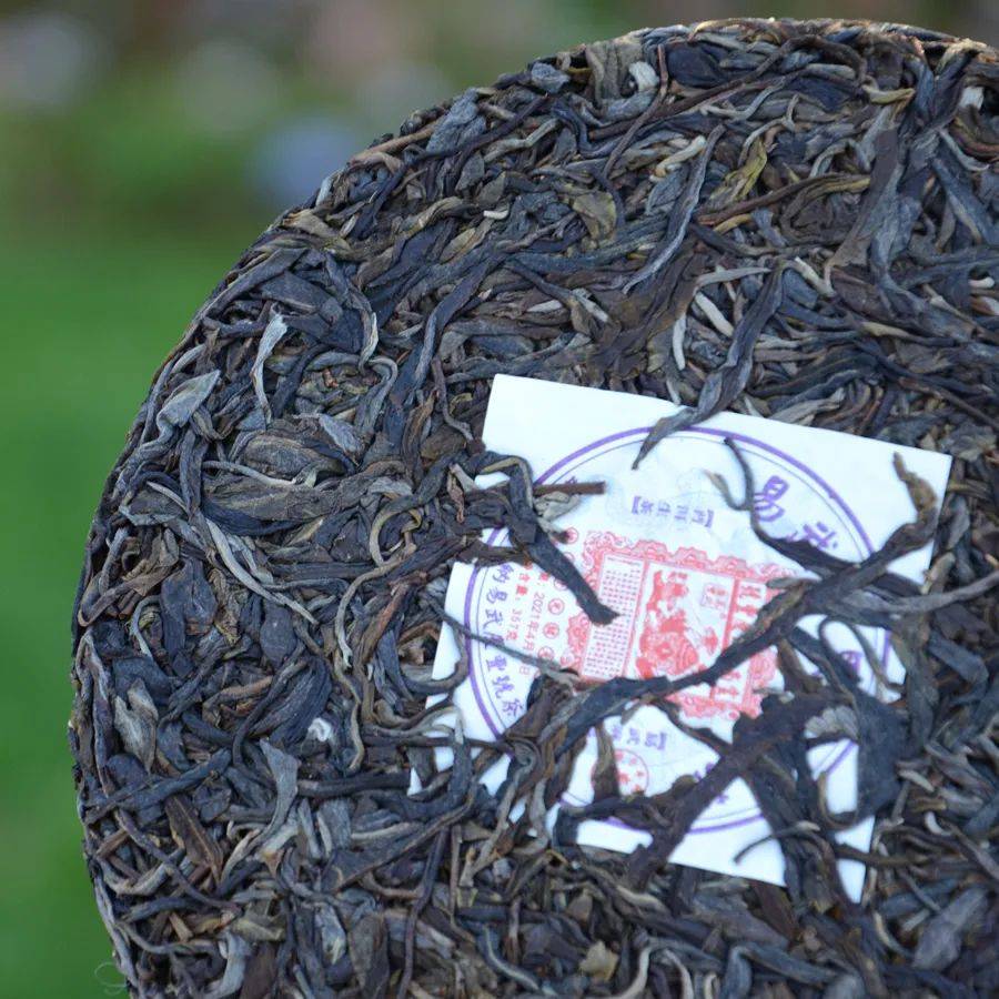 【产品简介】采用易武麻黑村核心产区百年大叶种古树茶鲜叶为原料经高